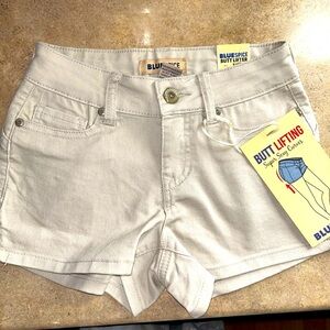 Blue Spice shorts - light tan stretch denim shorty length NWT